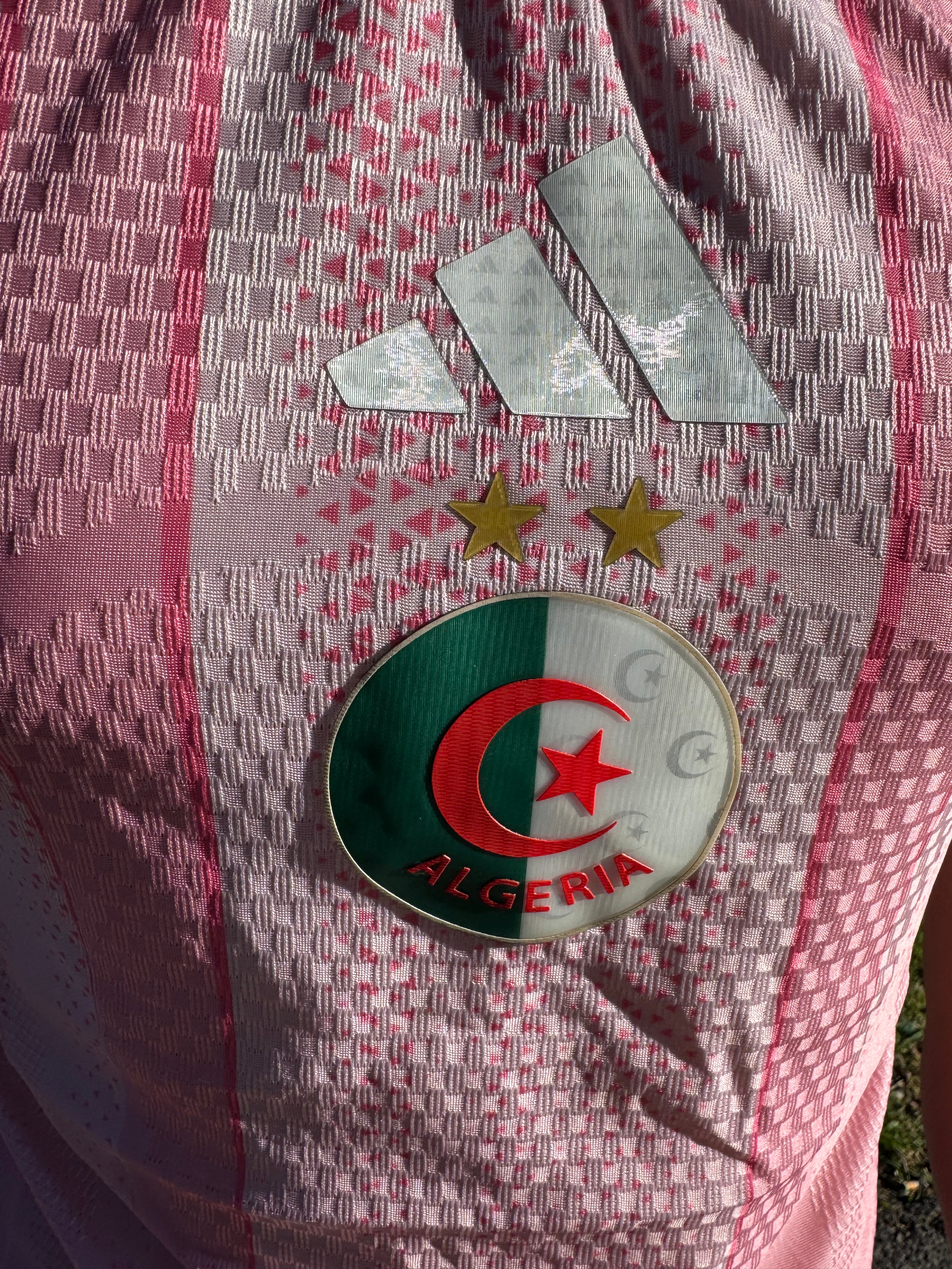 قميص المنتخب الجزائري 2026 الوردي