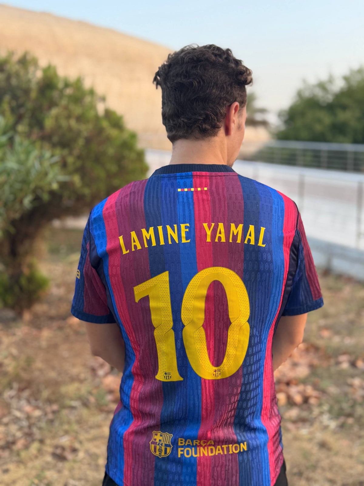 قميص برشلونة الأزرق والأحمر 2027