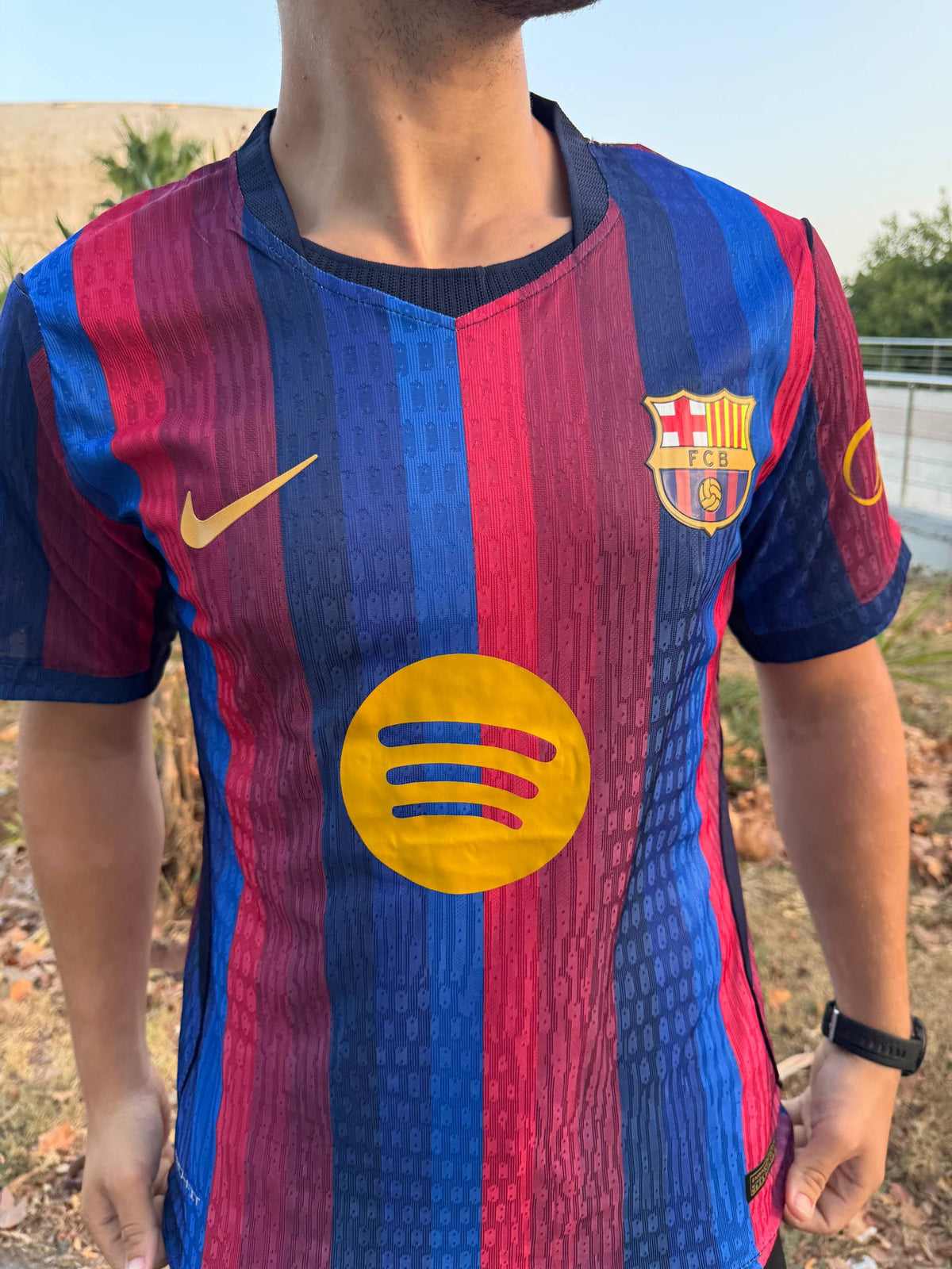 قميص برشلونة الأزرق والأحمر 2027