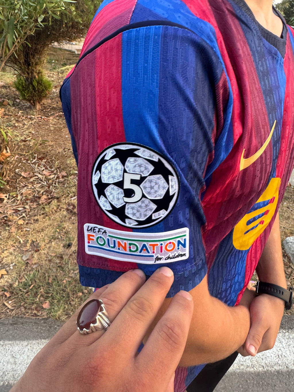 قميص برشلونة الأزرق والأحمر 2027