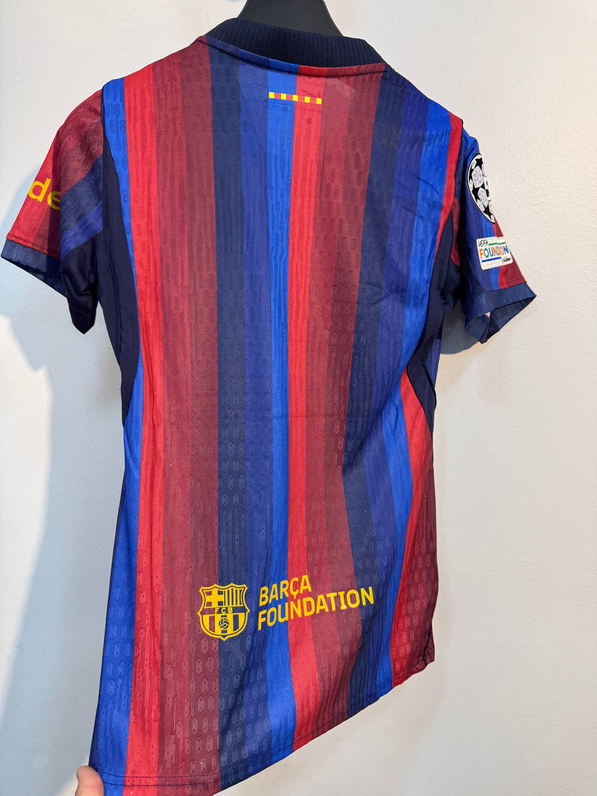 قميص برشلونة الأزرق والأحمر 2027